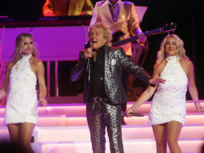 Video: Rocker Rod Stewart Seen Taking Oxygen After Nearly Fainting During Utah Concert