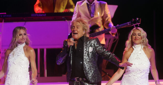 Video: Rocker Rod Stewart Seen Taking Oxygen After Nearly Fainting During Utah Concert