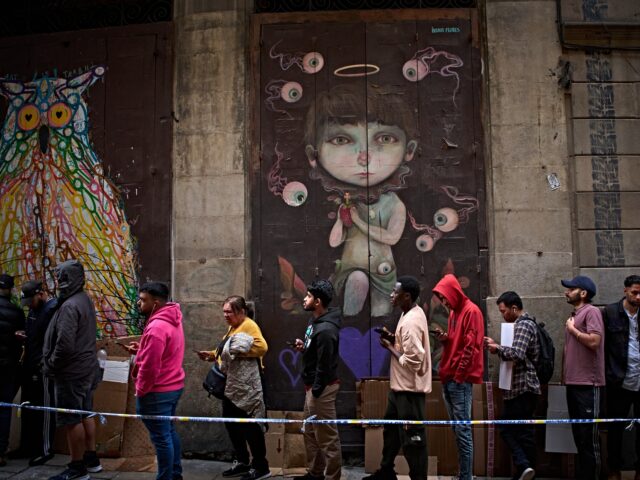 Report: Spain Passes 900,000 Mass Amnesty Applications Before June 30 Deadline
