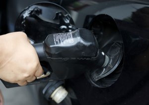 U.S. gas prices drop below $4 mark for first time since March 30