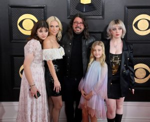 Violet Grohl makes TV debut with 'Tonight Show' performance