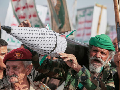 Title: Yemen Mideast Wars Image ID: 25269518108443 Article: A Houthi supporter chants slog