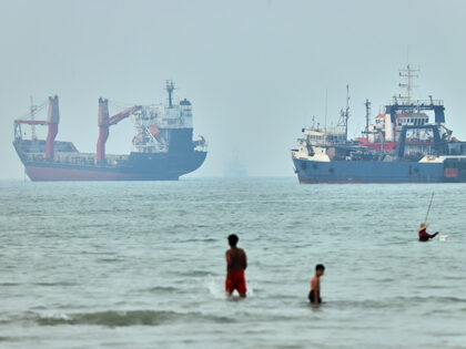 Title: Iran War Strait of Hormuz Image ID: 26181386781466 Article: Children wade in the wa