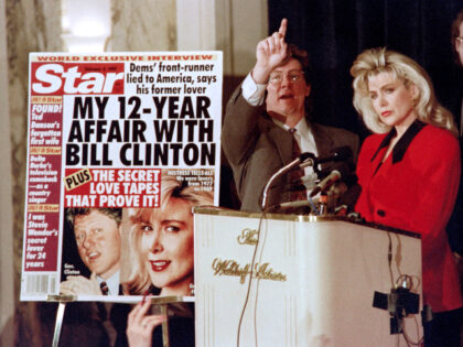 Gennifer Flowers (R) holds a news conference on January 27, 1992 with her lawyer to say th