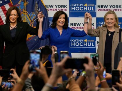 Meeks - TOPSHOT - US Vice President Kamala Harris (L), New York State Governor Kathy Hochu