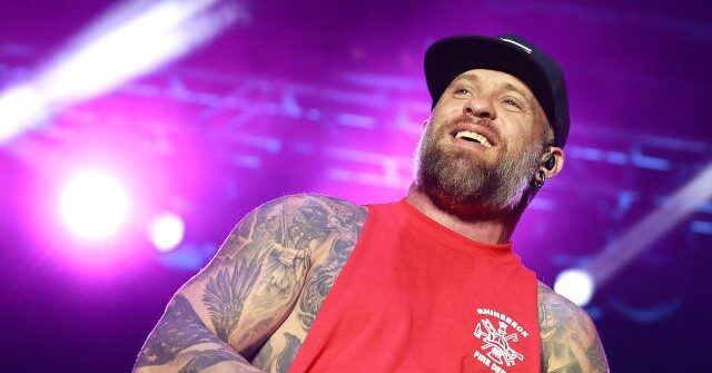 Ο Brantley Gilbert επικρίνει τους καλλιτέχνες που αρνούνται να συμμετάσχουν σε πατριωτικά σόου λόγω των αντιδράσεων του Woke