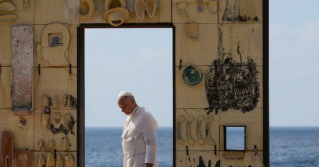 Ο Πάπας τίμησε την 4η Ιουλίου με προσευχή στο κέντρο της ΕΕ για τους παράνομους μετανάστες στη Λαμπεντούζα