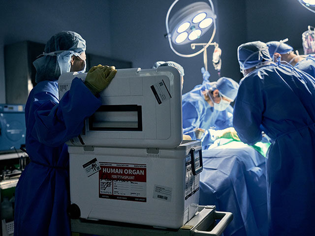 GettyImages1351049288 organ donor doctor surgery