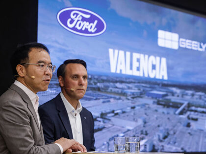 Victor Yang (left), Vice-Chairman of Geely Holding, and Jim Baumbick (right), President of