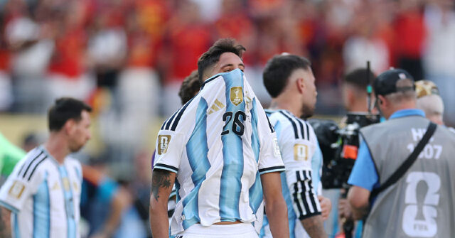 VIDEO: Argentina Turns Their Backs on Spain During World Cup Trophy Celebration