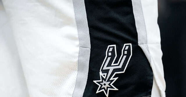 Ο σχολιαστής των Spurs απολύθηκε μετά από υποτιθέμενη σχέση με την αδερφή του παίκτη Ο σχολιαστής των Spurs απολύθηκε μετά από υποτιθέμενη σχέση με την αδερφή του παίκτη