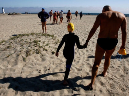 Hendrik with his 8 year old daughter Nelleke, the two head for the Pacific Ocean in Santa