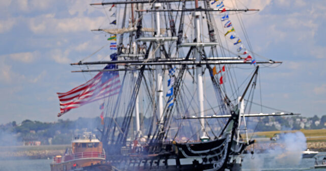 Το USS Constitution πλέει στο λιμάνι της Βοστώνης για να γιορτάσει τα 250α γενέθλια της Αμερικής