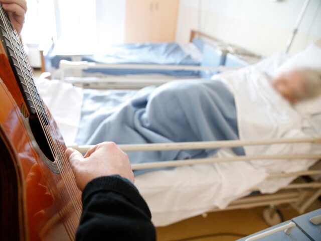 French N.G.O. Musique et Sante (Music and Health). Music therapy. (Photo by: BSIP/Universa
