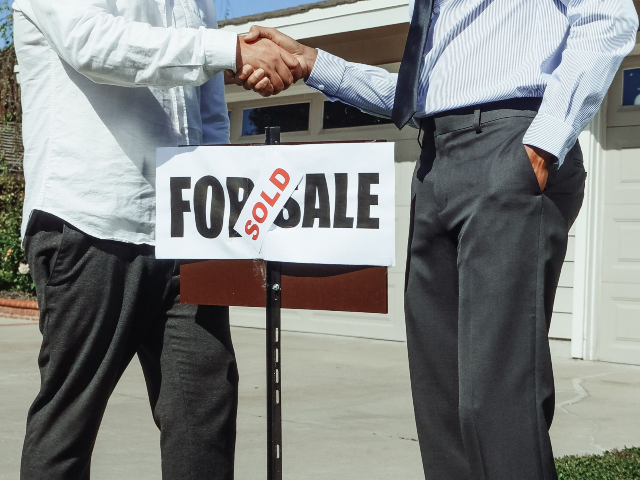 pexels-kindelmedia-7578902 sold sign home buy handshake