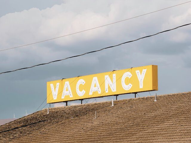vacancy sign in daytime