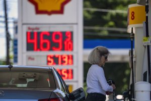 Average gas price hits $4 again in U.S. as Iran war intensifies