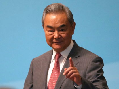Chinese Foreign Minister Arrives in South Korea for Friendly Talks with Leftist Government