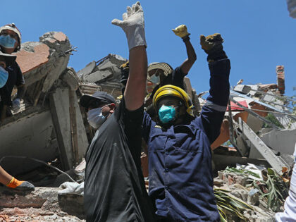 Title: APTOPIX Colombia Earthquake Image ID: 26222669828789 Article: People ask for silenc