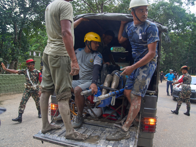 AP26238512480546 Rescuers transport the body of a flash flood victim in a truck to a hospital in Nepal'