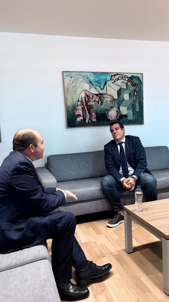 «Abbiamo stretti rapporti [the United States and Europe]», ha affermato Plevris. «E credo che ora, e sono certo che se il vicepresidente venisse qui, non solo in Grecia ma in Europa, vedrebbe che l’Europa ha cambiato la politica migratoria».