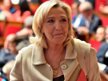 Marine Le Pen, souriante, présidente du groupe Rassemblement National (RN), lors des ques