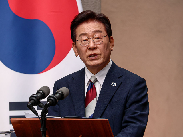 GettyImages-2287648595 SANTIAGO, CHILE - JULY 30: South Korean President Lee Jae Myung holds a joint press confer