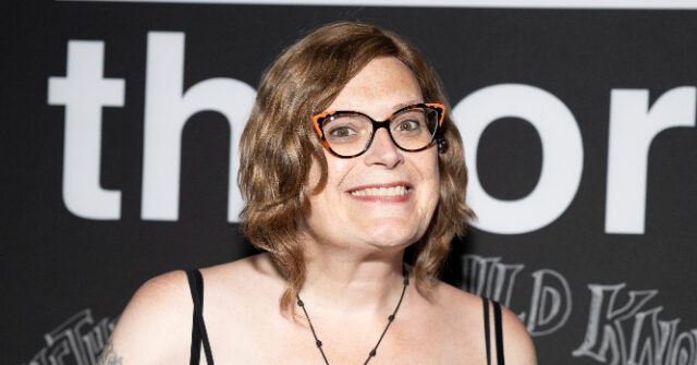 A diretora de 'Matrix', Lilly Wachowski, critica Hollywood por se recusar a financiar o filme de ação 'Wall-to-Wall Trans Cast'