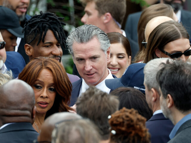 newsomhollywoodexodus CHICAGO, ILLINOIS - JUNE 18: Jon Batiste, Gayle King, Gavin Newsom, Suleika Jaouad, and Ka