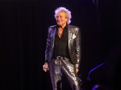 PHOENIX, ARIZONA - JUNE 08: Rod Stewart performs at Mortgage Matchup Center on June 08, 20