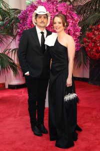 Kimberly Williams-Paisley buys Diane Keaton's hat at auction