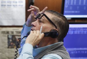U.S. stocks fall as rising bond yields, oil prices spook investors