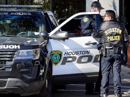 Title: Music Festival Deaths Image ID: 21310666672525 Article: Houston police stand outsid