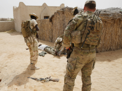 Chadian troops participate along with Nigerian special forces watched by a US special forc