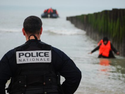 French Police Witnessed ‘Assisting’ Illegal Migrants Cross English Channel by Australia