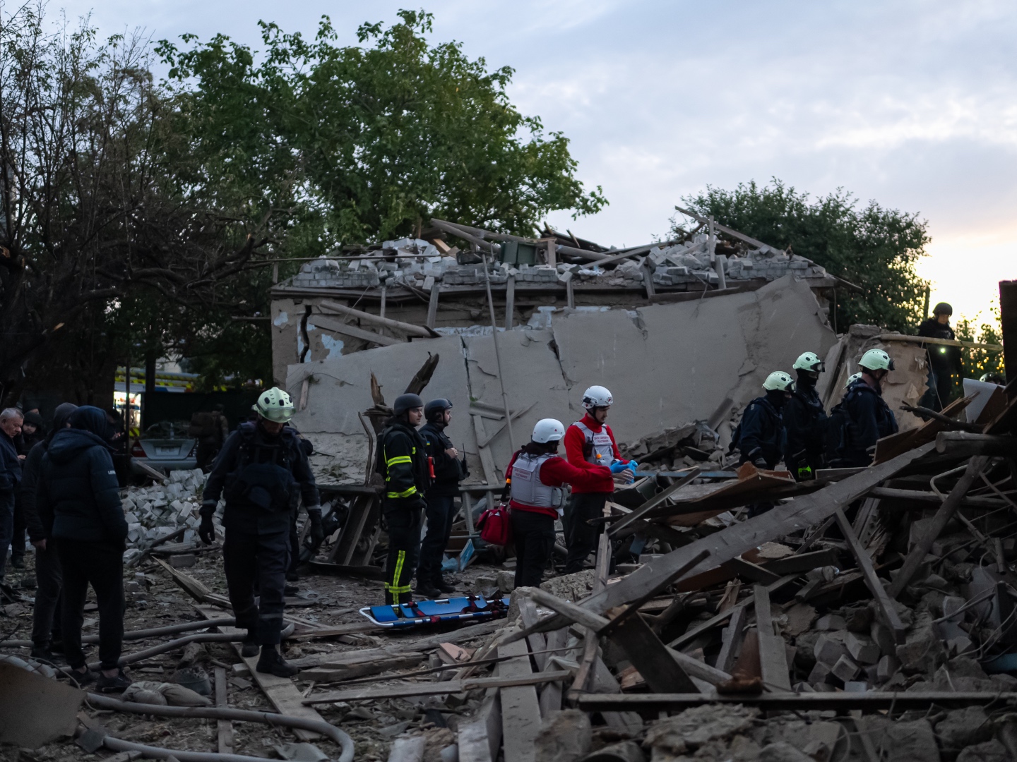 Russian Strikes Kill 2 in Ukraine as Moscow Rejects Calls to De-Escalate