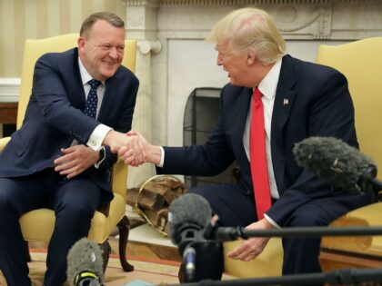 WASHINGTON, DC - MARCH 30: (AFP OUT) U.S. President Donald Trump (R) and Prime Minister Of