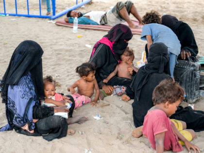 Yemeni Civilians Flee as Houthi-Saudi Conflict Continues