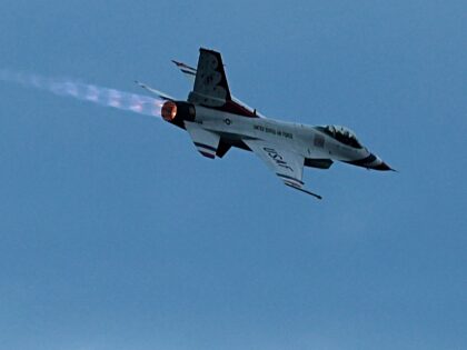 WASHINGTON, DC - JULY 04: A U.S. Air Force Thunderbird F-16 performs an afterburner pass d