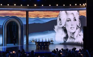 Reba McEntire performs tribute to Dolly Parton at Emmy Awards