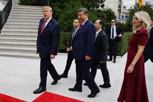 Trump, Xi meet at White House, reveal nothing about discussions