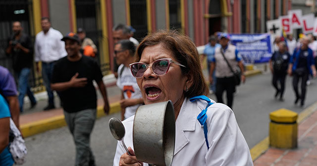 Venezuelan Police Repress Workers, Retirees, Pensioners in Caracas