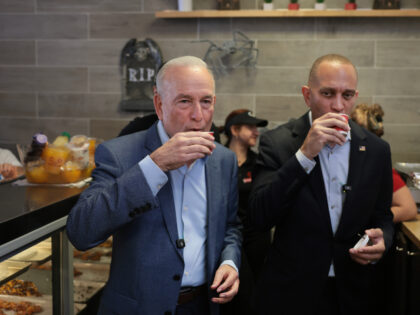 Cuban Bakeries in Miami Condemn Socialism After Uproar Following Hakeem Jeffries’ Visit