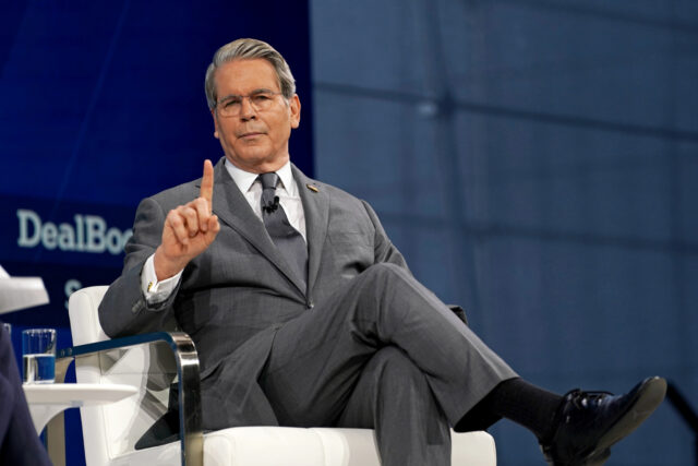 Bessent Blasts Warren’s ‘Trumpflation’ Tracker as ‘Statistical Sleight of Hand’