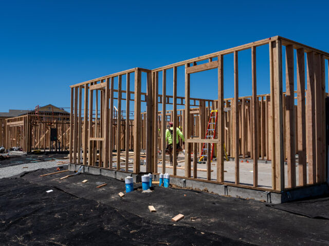 US housing market slumps as mortgage rates climb