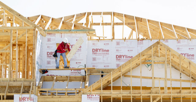 Homebuilder Confidence Falls to 14-Year Low as Mortgage Rates Climb