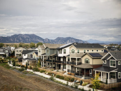 New Home Sales Top Forecasts as Builders Cut Prices