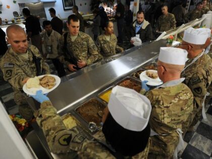 Soldiers eat Thanksgiving dinner