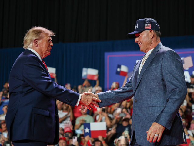 Win McNamee_Getty Images (4) SAN ANTONIO, TEXAS - OCTOBER 07: U.S. President Donald Trump (L) shakes hands with Former