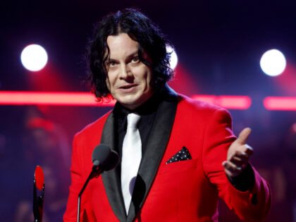 LOS ANGELES, CALIFORNIA - NOVEMBER 08: Inductee Jack White of The White Stripes speaks ons